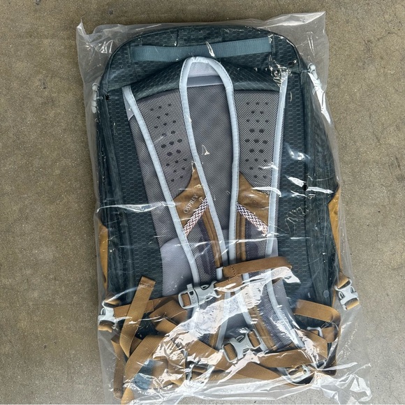 Osprey Nebula Backpack 32L Green Brindle Brown Outdoor Commuter Laptop NEW - Picture 3 of 13